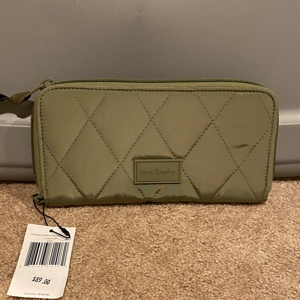 Vera Bradley Ultralight RFID Accordion Wallet. NWT. Sage green